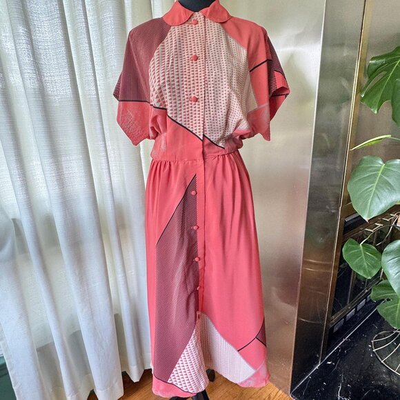 Vintage 80s shirtdress, coral, peach geometric print, batwing short sleeves - Picture 2 of 9